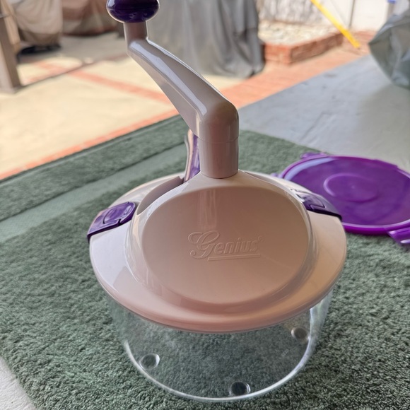 Genius 9 cup Slicer Shredder Food Prep System Red - Picture 4 of 6